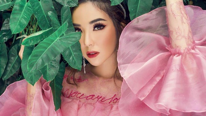 Gisel yang Selalu Tampil Ceria Saat Makan Donat dan Jajan Minuman Hits