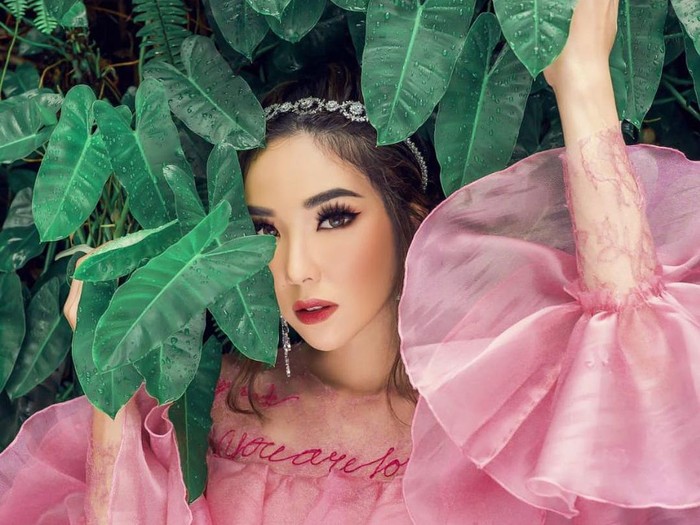 Gisel yang Selalu Tampil Ceria Saat Makan Donat dan Jajan Minuman Hits