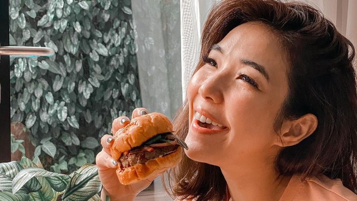Gisel yang Selalu Tampil Ceria Saat Makan Donat dan Jajan Minuman Hits