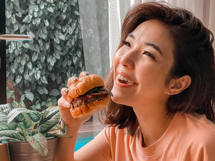 Gisel yang Selalu Tampil Ceria Saat Makan Donat dan Jajan Minuman Hits