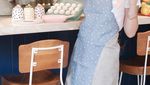 Gisel yang Selalu Tampil Ceria Saat Makan Donat dan Jajan Minuman Hits