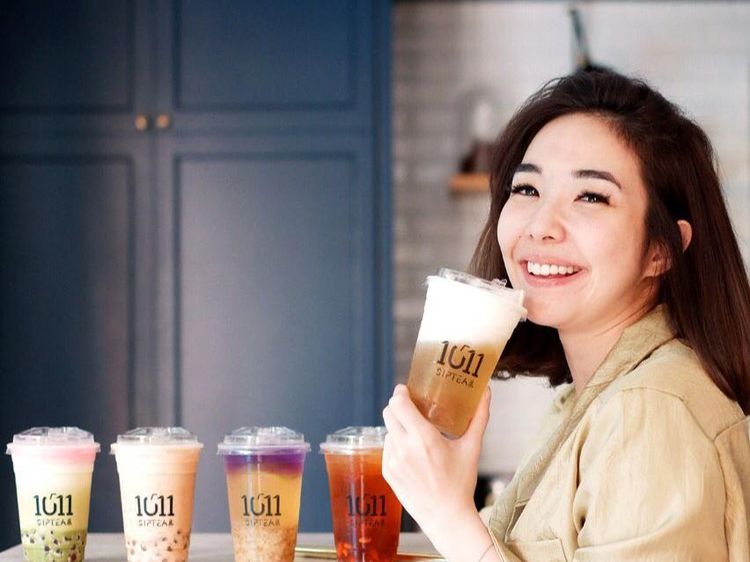 Gisel yang Selalu Tampil Ceria Saat Makan Donat dan Jajan Minuman Hits
