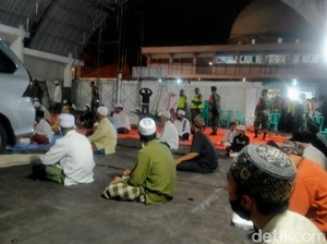 Tahlil Habib Hasan Assegaf Terapkan Prokes Ketat, Jemaah Jaga Jarak