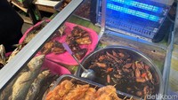 Mulai dari ayam goreng, sate udang goreng, telor cit petis, gulai kikil, ikan asin, petai goreng, lele goreng, ati ampela, bakwan jagung, sampai telur dadar krispi juga tersedia di sini. Semuanya lengkap disajikan dengan sambal pedas yang menyengat lidah. Foto: detikFood