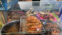 Sesuai namanya sego tempong sendiri merupakan makanan pedas khas Banyuwangi. Sego yang artinya nasi, dipadukan dengan tempong yang artinya tampar. Tempong yang dimaksud adalah racikan sambal ekstra pedas yang diulek dadakan. Foto: detikFood