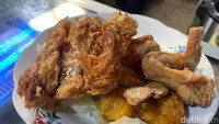 Meski penjual sego tempong cukup banyak di Banyuwangi. Tapi tetap yang paling favorit adalah Sego Tempong Mbok Wah. Sego tempong ini sudah berjualan lebih dari 20 tahun dan buka setiap harinya dari jam 8 pagi. Foto: detikFood