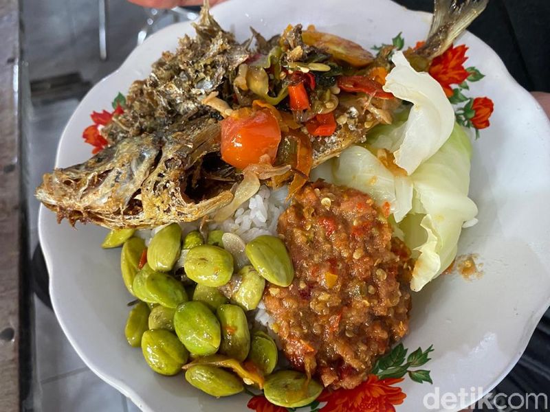 Huaah! Tertampar Pedasnya Sego Tempong Mbok Wah yang Bikin Nagih