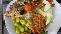 Bagi yang tidak kuat pedas, hati-hati karena sengatan pedasnya luar biasa nendang di mulut. Bisa request ke pelayannya, agar sambal disajikan di piring terpisah. Meskipun rasanya lebih enak jika sambal dicampur dengan nasi putih hangat. Foto: detikFood