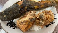 Setelah puas memilih lauk yang diinginkan, pelayan di sana akan menyiram nasi dan lauk dengan sambal dadakan. Sambalnya berbeda dengan sambal ulek lainnya. Racikan sambalnya menggunakan ranti, sejenis tomat khas yang berkerut dan jadi favorit orang Banyuwangi. Foto: detikFood