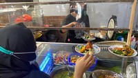 Meski sederhana, warung makan legendaris yan satu ini selalu dipadati pengunjung dari berbagai kota. Foto: detikFood