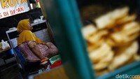 Berjualan lebih dari 70 tahun, kini Soto Pak Koya dijalankan oleh generasi penerusnya. Ibu Mardiyah dengan ramah melayani pesanan pembeli, meracik soto menggunakan pikulan sederhana beralaskan daun pisang.