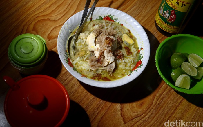 Melintasi jalur Pantura, jangan lupa mampir sarapan soto koya Kraksaan yang legendaris di Probolinggo. Kuliner satu ini sudah eksis sejak era kolonial lho.