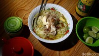 Tak ketinggalan taburan koya yang berbeda dari lainnya. Di Probolinggo, koya untuk soto bukan dibuat dari kerupuk udang. Melainkan dari kelapa parut yang disangrai kemudian dibumbui sedikit ditambah taburan bawang goreng.