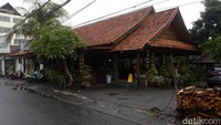 Dalam rangkaian Road Trip Jakarta-Bali With Hybrid Car Toyota (27/12). Tim detikcom tak melewatkan kesempatan mencicipi nasi ayam Ibu Mangku cabang Seminyak. Apa keistimewaan nasi ayam racikan bu Mangku ini?