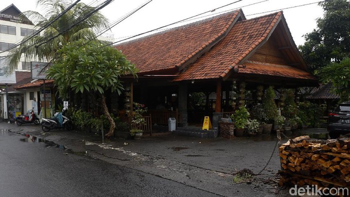 Lebih dari 50 tahun nasi ayam Kedewatan racikan bu Mangku manjakan lidah pelanggan. Kini jadi destinasi wisata kuliner legendaris yang wajib dicicipi jika ke Bali.