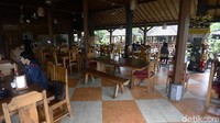 Menurut Made Bayu Darmadi, selaku Manajer Operasional di Nasi Ayam Kedewatan Ibu Mangku usaha keluarga ini pertama kali dibuka di tahun 1964 hingga sekarang.
