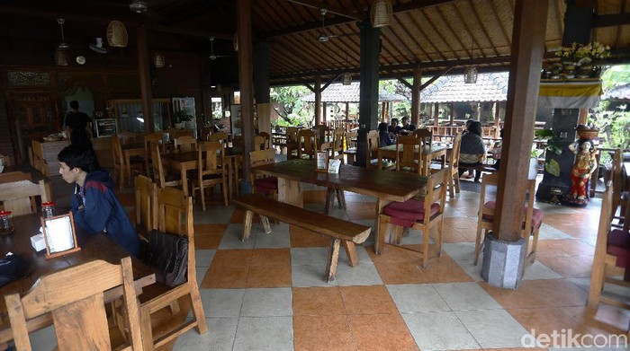 Ini Lho Nasi Ayam Legendaris di Bali, Penasaran? Lebih dari 50 tahun nasi ayam Kedewatan racikan bu Mangku manjakan lidah pelanggan. Kini jadi destinasi wisata kuliner legendaris yang wajib dicicipi jika ke Bali.