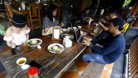 Selama lebih dari 56 tahun, nasi ayam racikan Ibu Mangku jadi yang paling favorit di Bali dan sekitarnya. Made sendiri merupakan salah satu anggota keluarga Ibu Mangku yang dipercaya mengelola beberapa cabang nasi ayam ini.