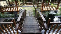 Menurut Made setiap warung nasi Ibu Mangku ini memiliki tema yang berbeda. Misalnya di cabang Ubud, tempat pertama kali nasi ayam ini dijual, masih dipertahankan suasana warung makan rumahan. Sementara untuk cabang Seminyak, konsepnya lebih ke alam. Lengkap dengan taman, kolam ikan dan gazebo sejuk untuk pengunjung bersantai.