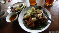 Satu porsi Nasi Ayam Kedewatan Spesial (Rp 35.000), berisi nasi putih, ayam betutu, sate lilit, ayam suwir, telur pindang, ati ampela, sayur urab, kacang, gorengan ayam, sambal, timun selada dan tentunya kuah betutu.