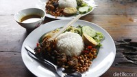 Untuk pengalaman bersantap yang penuh, pastikan dalam satu suapan terdapat semua lauk. Rasa nasi ayam ini sangat terasa rempah dan aroma kuah dari ayam betutu yang menggunakan racikan bumbu khas Bali, yaitu base genep.