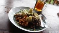 Selain nasi ayam ada juga menu Tipat Kuah (Rp 35.000). Secara lauk dan tampilan memang mirip seperti nasi ayam. Hanya saya yang membedakannya, menu ini menggunakan ketupat atau tipat.