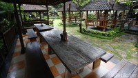 Meski pengunjung Nasi Ayam Kedewatan Ibu Mangku yang sempat menurun karena pandemi. Made mengaku bahwa kini perlahan kondisinya mulai membaik. Saat ini Ibu Mangku bisa menjual lebih dari 500 porsi nasi ayam per harinya di setiap cabang. Kebanyakan yang datang adalah wisatawan lokal dan warga lokal.