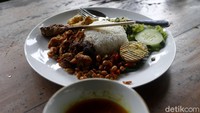 Kalau mau cicip nasi ayam autentik khas Bali, kamu bisa mampir ke salah satu cabang Nasi Ayam Kedewatan Ibu Mangku. Nasi Ayam Ibu Mangku merupakan salah satu pelopor nasi ayam di Bali yang ada lebih dari 50 tahun.