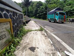 Horor Jembatan Cigede Ciamis: Sosok Si Geulis dan Jalur Bercabang