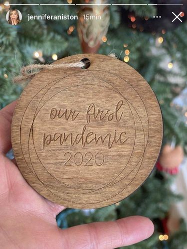 Jennifer Aniston Ornamen Natal bertema virus Corona yang bikin Jennifer Aniston dikriitik.