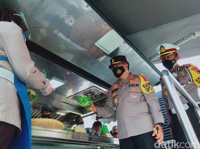 Kakorlantas Polri Irjen Istiono meninjau dapur umum pengungsi Gunung Merapi di Kemalang, Klaten, Selasa (29/12/2020).