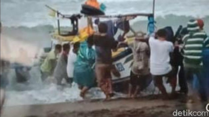 Kapal nelayan di Sukabumi terbalik usai menangkap mengambil benur