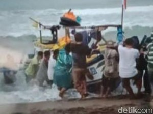 Perahu Terbalik Usai Ambil Benur, 4 Nelayan Sukabumi Tercebur ke Laut