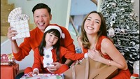 Gisel, Gading, dan Gempi juga melakukan tukar kado sebagai perayaan Natal. (Foto: dok. Instagram Gading/Gisel) 