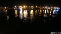 Dari dalam kapal, terlihat lansekap pemandangan pelabuhan bertabur lampu-lampu yang indah.