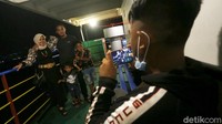 Lainnya terlihat asyik swafoto.