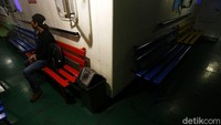 Terdapat beberapa kursi di setiap sudut kapal untuk para penumpang.