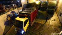 Tiba di Pelabuhan Gilimanuk, Bali, satu per satu mobil pribadi hingga truk turun.