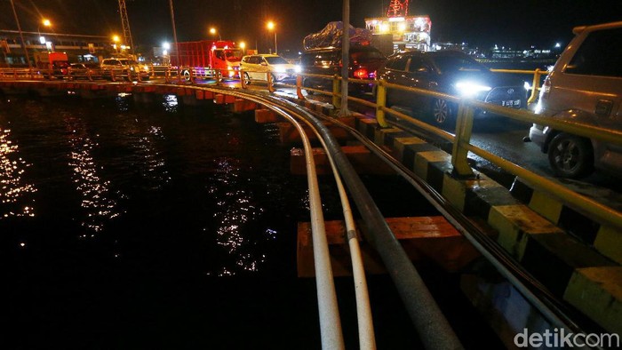 Keseruan di Kapal Ferry dari Pelabuhan Ketapang-Gilimanuk Wisatawan ke Bali lewat Banyuwangi terus mengalir. Meski ada kewajiban rapid test antigen, namun itu tak membuat wisatawan keberatan. Arus kendaraan masih terus mengalir.