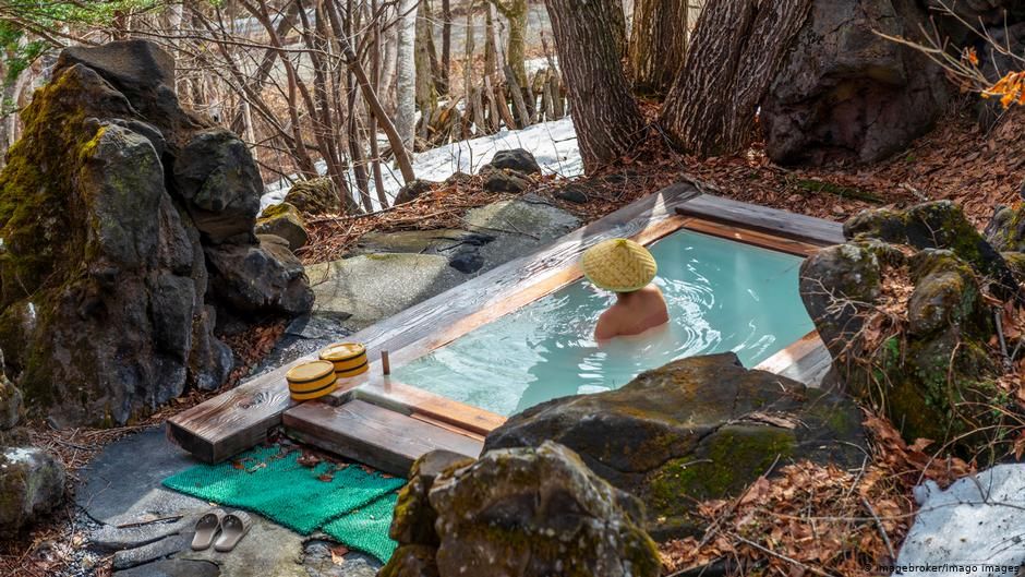 Khasiat Panjang Umur dan Sehat Orang Jepang: Berendam Air Panas di 'Onsen'