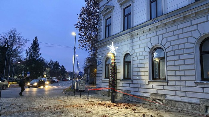 Kroasia Diguncang Gempa, Sejumlah Bangunan Rusak A view of a debris on a path caused by an earthquake in Sisak, Croatia, Monday, Dec. 28, 2020. A moderate earthquake has hit central Croatia near its capital of Zagreb, triggering panic and some damage south of the city. There were no immediate reports of injuries. (AP Photo/Goran Juric)