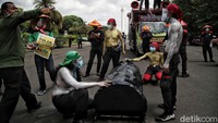 Mereka juga melakukan aksi teatrikal sebagai bentuk penolakan terhadap UU Omnibus Law atau Cipta Kerja.