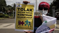 Mereka juga membawa poster-poster tuntutan.