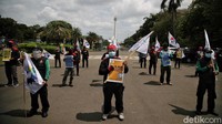 Mereka juga membawa atribut aksi seperti bendera KSPI. Bendera tersebut dikibarkan sepanjang aksi.