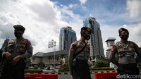 Pihak kepolisian memantau jalannya aksi dari KSPI tersebut. 
