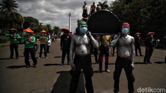 Sejumlah buruh yang tergabung dalam KSPI melakukan aksi unjuk rasa di kawasan Patung Kuda, Jakarta Pusat, Selasa (29/12). Dalam aksi tersebut mereka menolak UU Omnibus Law atau Cipta Kerja yang dilakukan serentak di 18 daerah Indonesia.