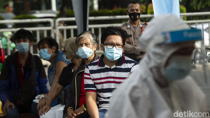 Seorang warga mengikuti rapid tes antigen di Tebet, Jakarta, Selasa (29/12/2020).