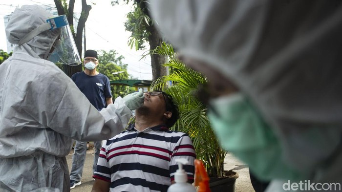 Seorang warga mengikuti rapid tes antigen di Tebet, Jakarta, Selasa (29/12/2020).