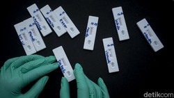 Rapid tes antigen digelar di beberapa titik pos Operasi Lilin Jaya di Jakarta. Tes gratis ini dilakukan saat libur Natal dan Tahun Baru.