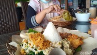 Meski baru buka tiga tahun lalu, Mbah Djoe resort sangat ramai dikunjungi traveler yang sudah berkeluarga karena juga ada kolam renang. Pengunjung yang menginap dilayani oleh 30 karyawan resort. (Sugeng Harianto/detikTravel)